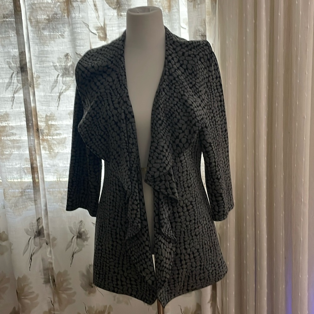 EUC Calvin Klein Black & Grey Spotted Ruffle Front 3/4 Sleeve Open Jacket Size 6